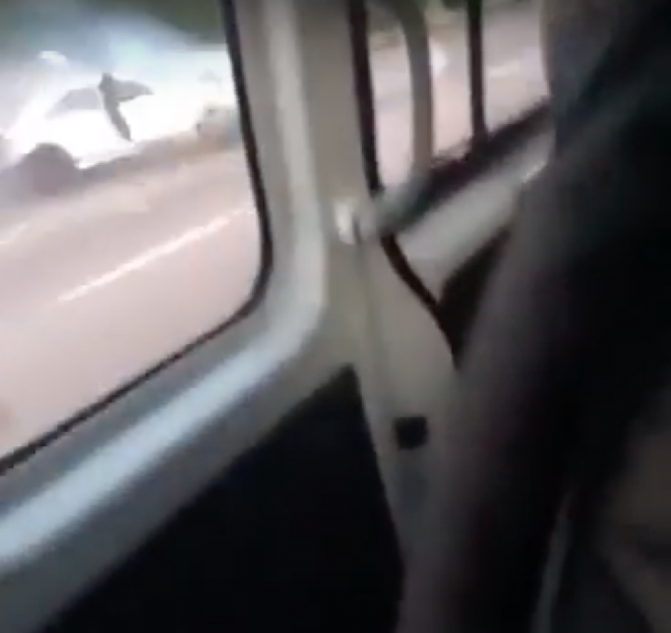 Al momento, se desconoce si hubo v&iacute;ctimas mortales por el accidente ocurrido en una carretara. (Foto: Captura de vide/YouTube)