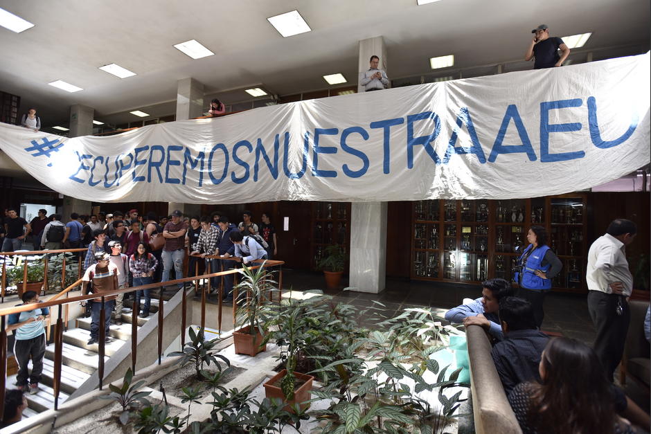 Los estudiantes manifestaron su molestia por el incidente en las instalaciones de Rector&iacute;a. (Foto: Anyelo Garc&iacute;a/Nuestro Diario)