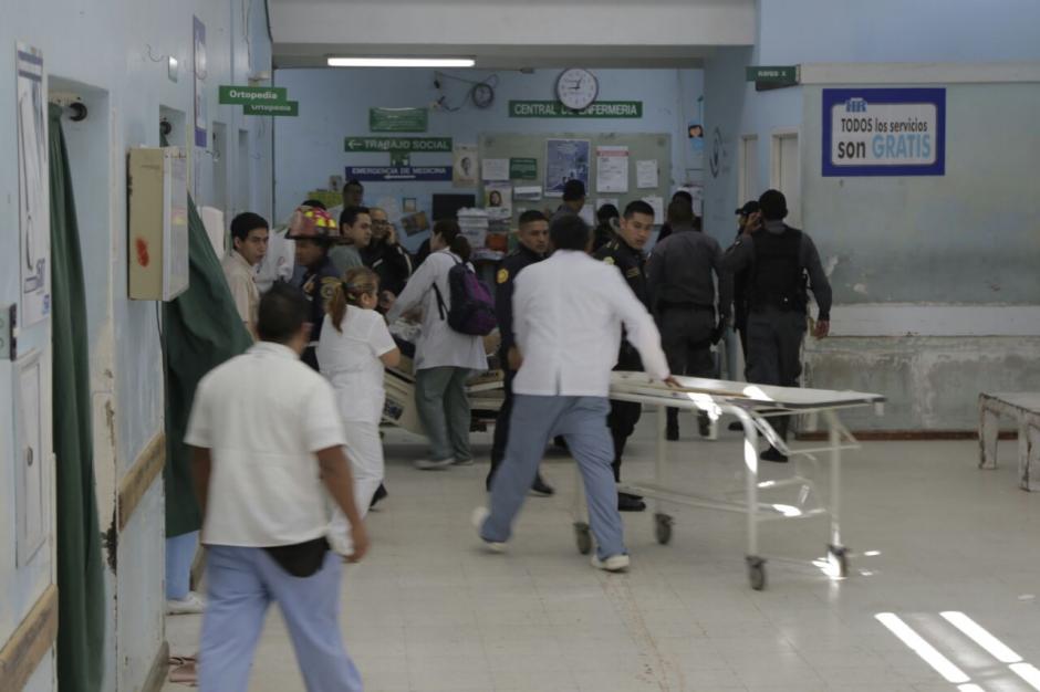 La PNC buscó por varios minutos a otros sicarios en el interior del Roosevelt. (Foto: Alejandro Balán/Soy502)&nbsp;