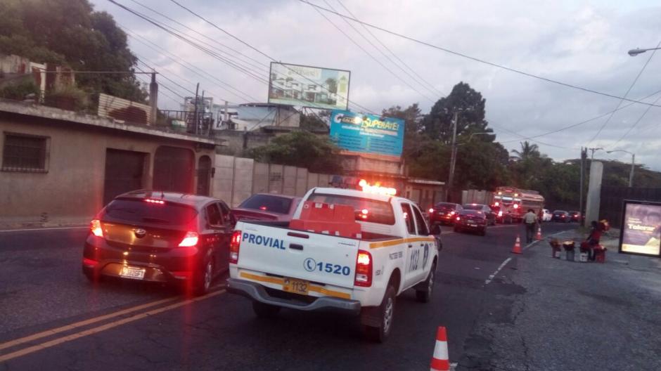 Un carril fue cerrado en el kil&oacute;metro 9 de la ruta que de la capital conduce hacia Boca del Monte como medida de prevenci&oacute;n por un socavamiento. (Foto: @ConredGuatemala)