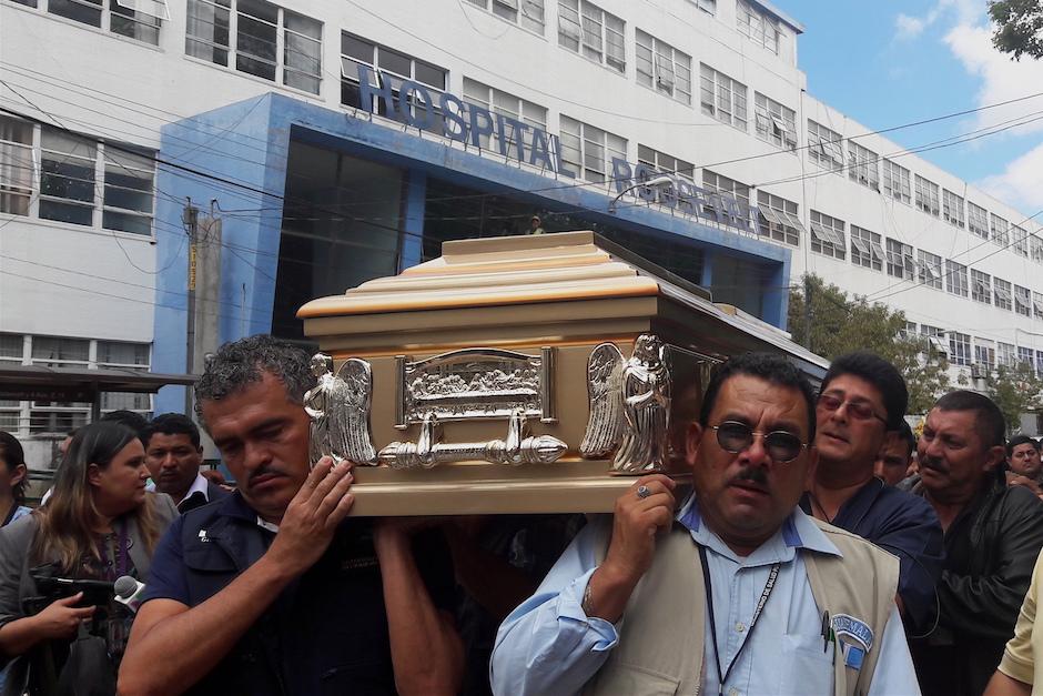 As&iacute; se despidieron de Don&nbsp;Margarito los trabajadores del&nbsp;Hospital Roosevelt. (Foto: Javier Lainfiesta/Soy502)