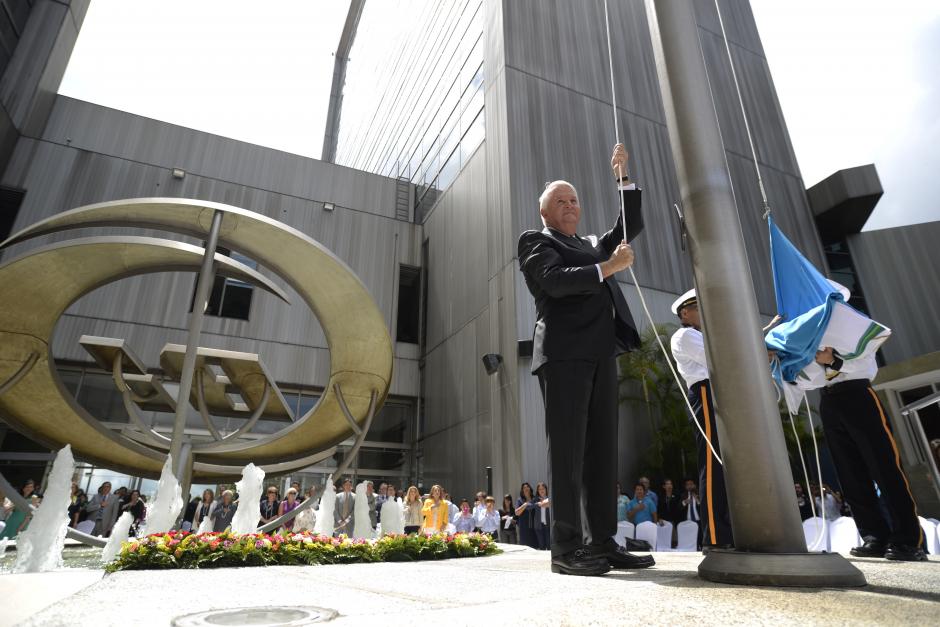 Juan Diedrich fue el encargado de izar la bandera. (Foto: Wilder L&oacute;pez/Soy502)