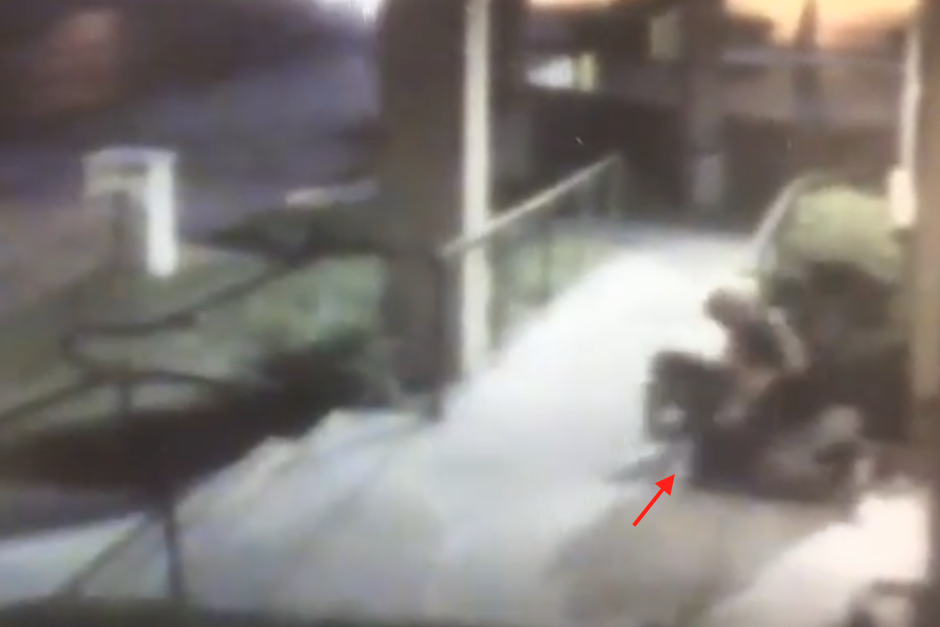 Las c&aacute;maras grabaron la brutal agresi&oacute;n a la v&iacute;ctima, as&iacute; como a varias personas que pasaron cerca y no le ayudaron. (Imagen: captura de pantalla)