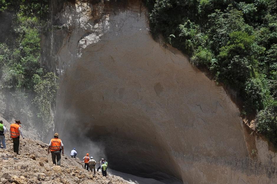 Este es el hundimiento que se registra en el kil&oacute;metro 9 de la ruta que de la capital conduce a Boca del Monte. (Foto: Conred)