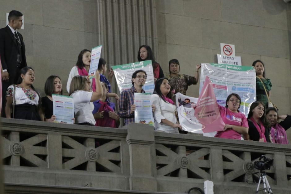 Activistas celebraron la aprobaci&oacute;n del decreto para incrementar la edad minima para casarse. (Foto: Alejandro Balan/Soy502)
