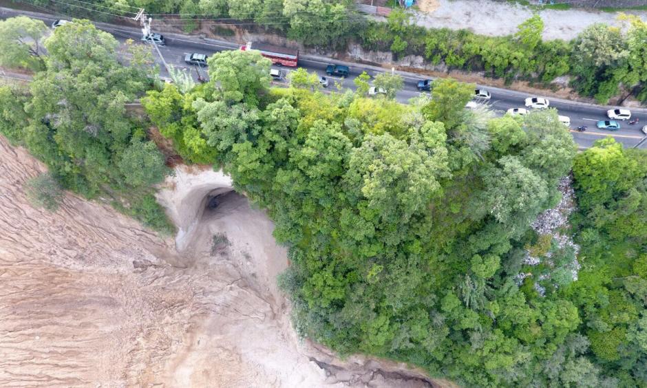 Este es el socavamiento que se registra en el kil&oacute;metro 9.5 de la ruta hacia Boca del Monte. (Foto: Facebook/ Am&iacute;lcar Montejo)