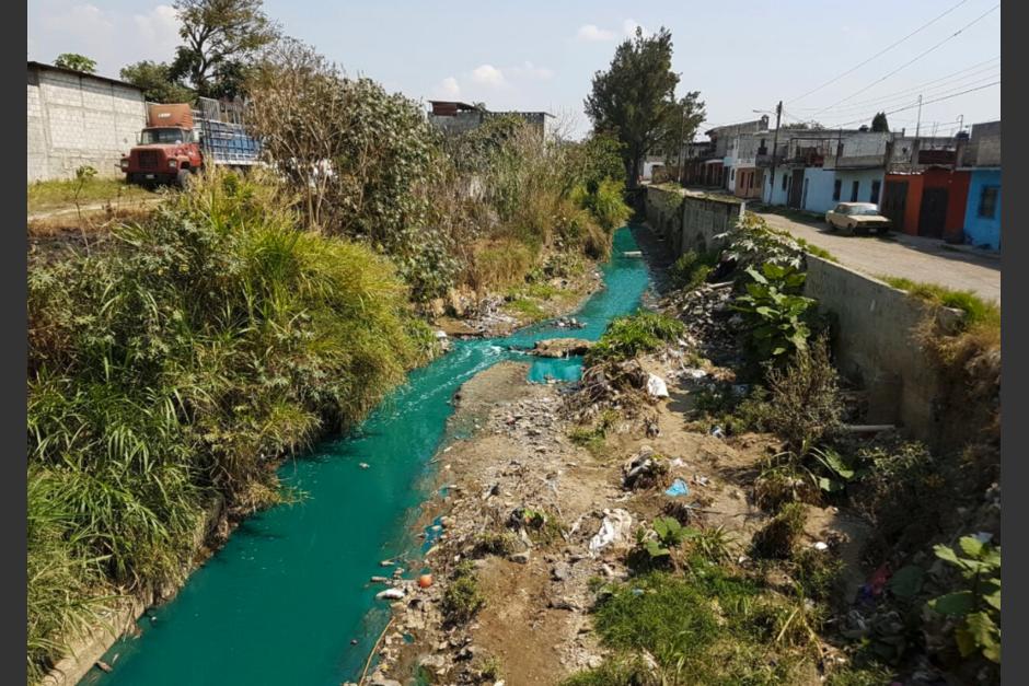 Los vecinos alertaron del color del r&iacute;o Platanitos a comienzos de mayo. (Foto: Twitter)