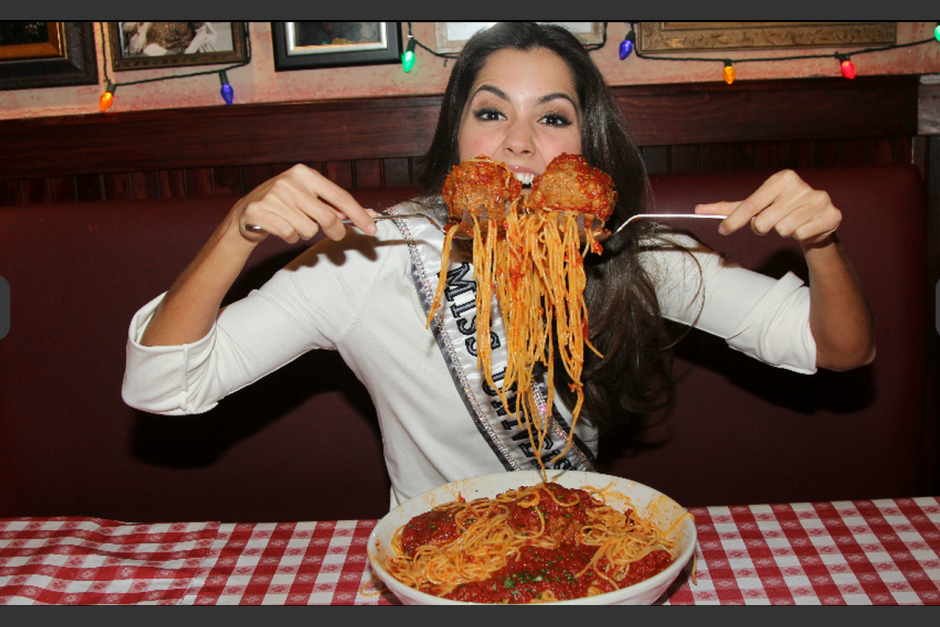 La&nbsp;colombiana&nbsp;Paulina Vega, Miss Universo 2015, comiendo pasta. (Foto: Archivo/Soy502)