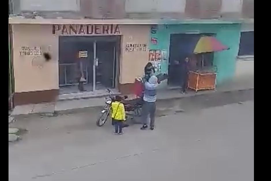 Circula video de conductor que transporta a un ni&ntilde;o en la cajuela de una motocicleta. (Foto: Captura de video)