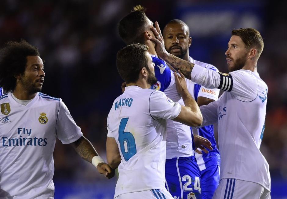 Sergio Ramos le meti&oacute; un manotazo a un rival. (Foto: AFP)