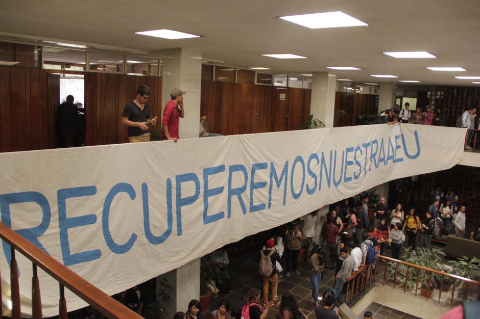 Decenas de estudiantes acudieron a las urnas para elegir a los nuevos integrantes de la AEU. (Foto: Fredy Hern&aacute;ndez/Soy502)