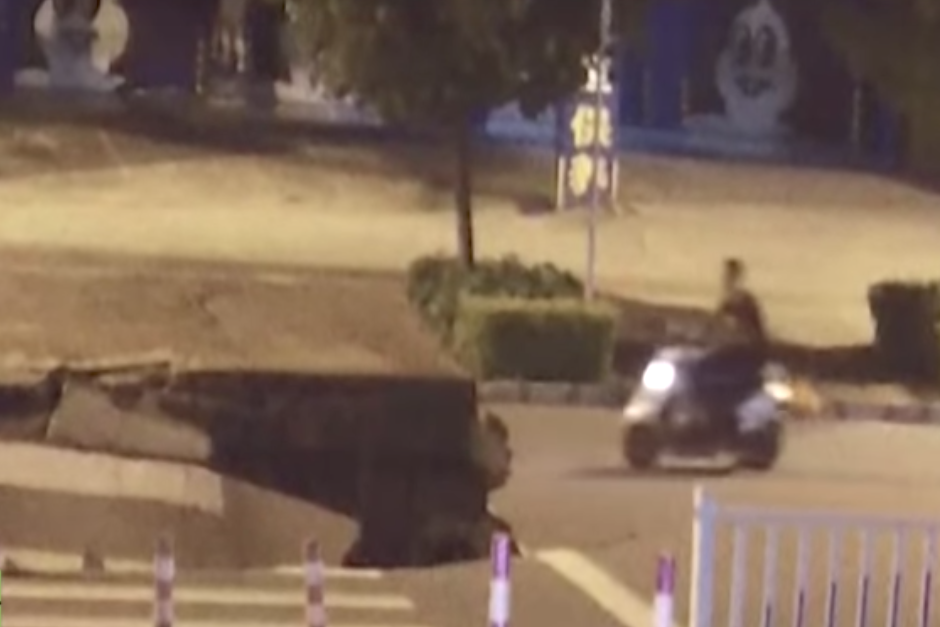 El distra&iacute;do motorista no se percat&oacute; del enorme agujero que se hizo en la carretera. (Imagen: captura de pantalla)