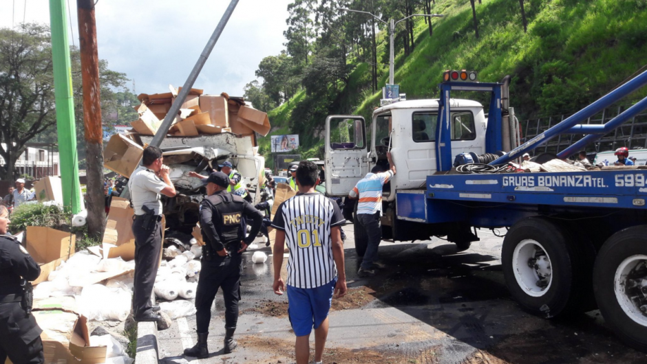 Un tr&aacute;iler choc&oacute; en la ruta al Pac&iacute;fico. (Foto: Dalia Santos/PMT) 