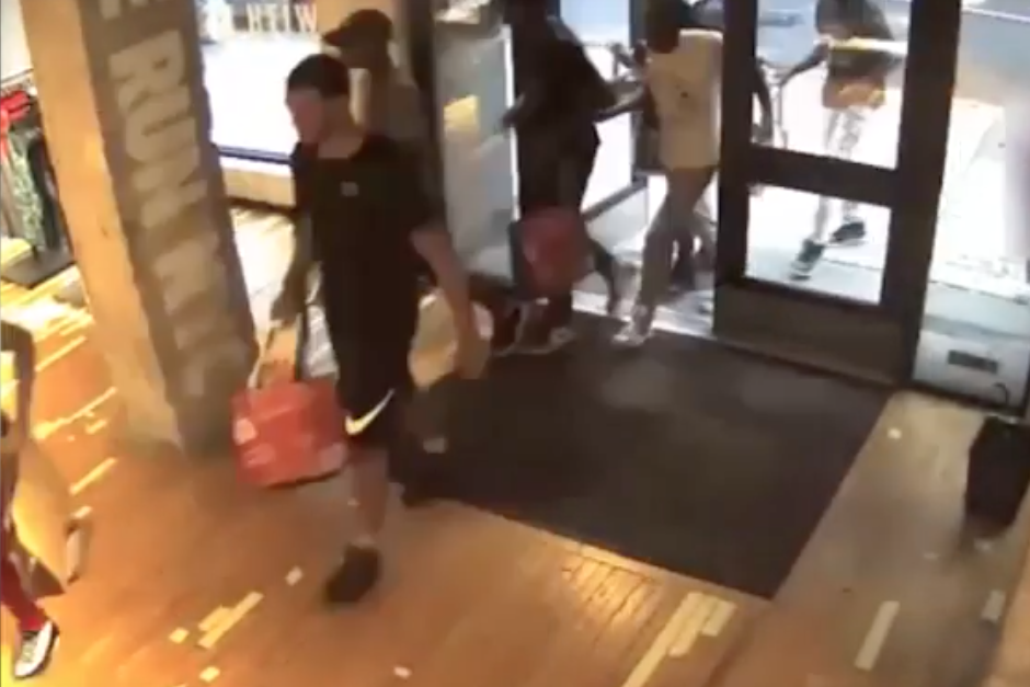 Al menos ocho j&oacute;venes entraron a la tienda y robaron lo que pudieron en diez segundos. (Imagen: captura de pantalla)