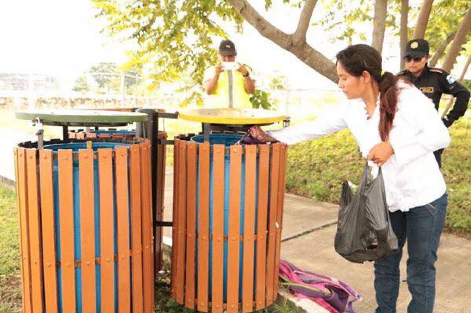 Sorprenden a una mujer que lanzaba basura al lago Petén Itzá, esto fue lo que hicieron las autoridades. (Foto: Facebook/Telenoticias de Petén).