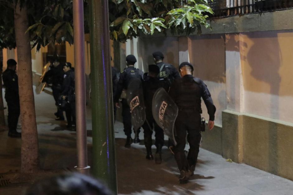 Antimotines llegan a las afueras de Casa Presidencial por manifestaci&oacute;n. (Foto: Alejandro Bal&aacute;n/Soy502)