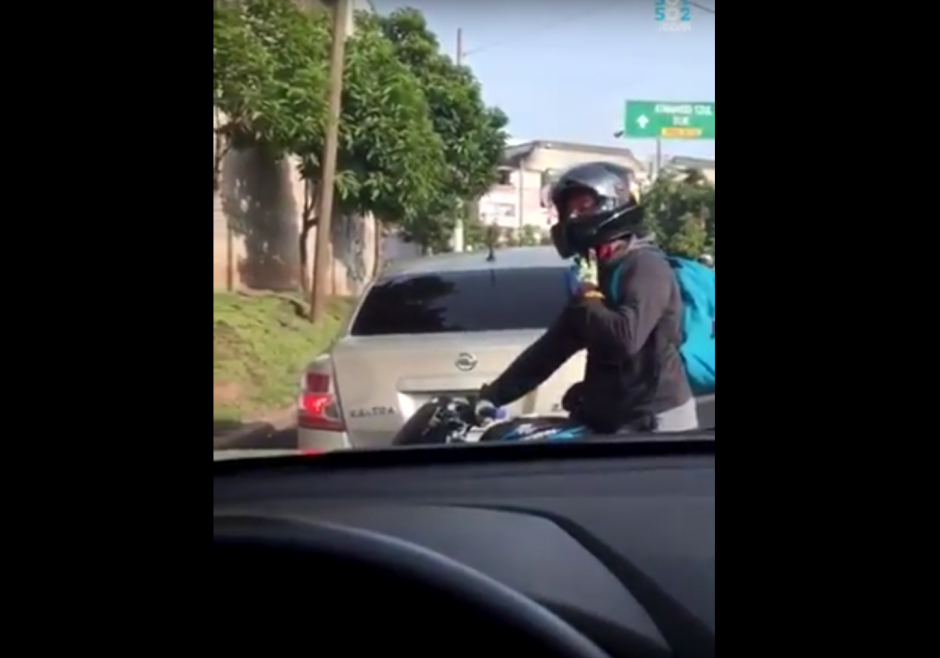 Dos motoristas intimidaron a una conductora. (Foto: captura YouTube)&nbsp;