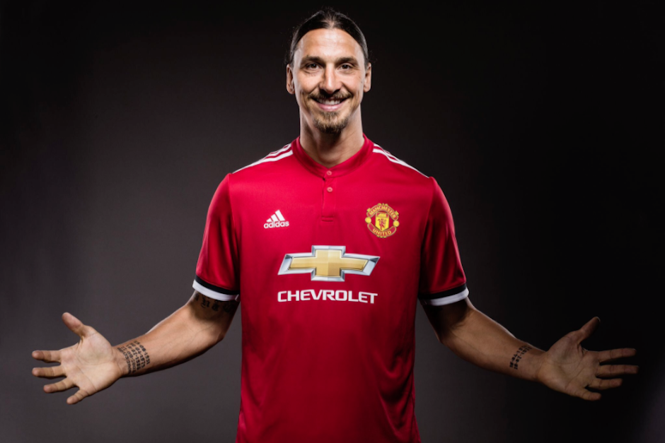 El delantero sueco firm&oacute; un nuevo contrato por un a&ntilde;o con los "Red Devils". (Foto: Twitter/@ManUtd_Es)