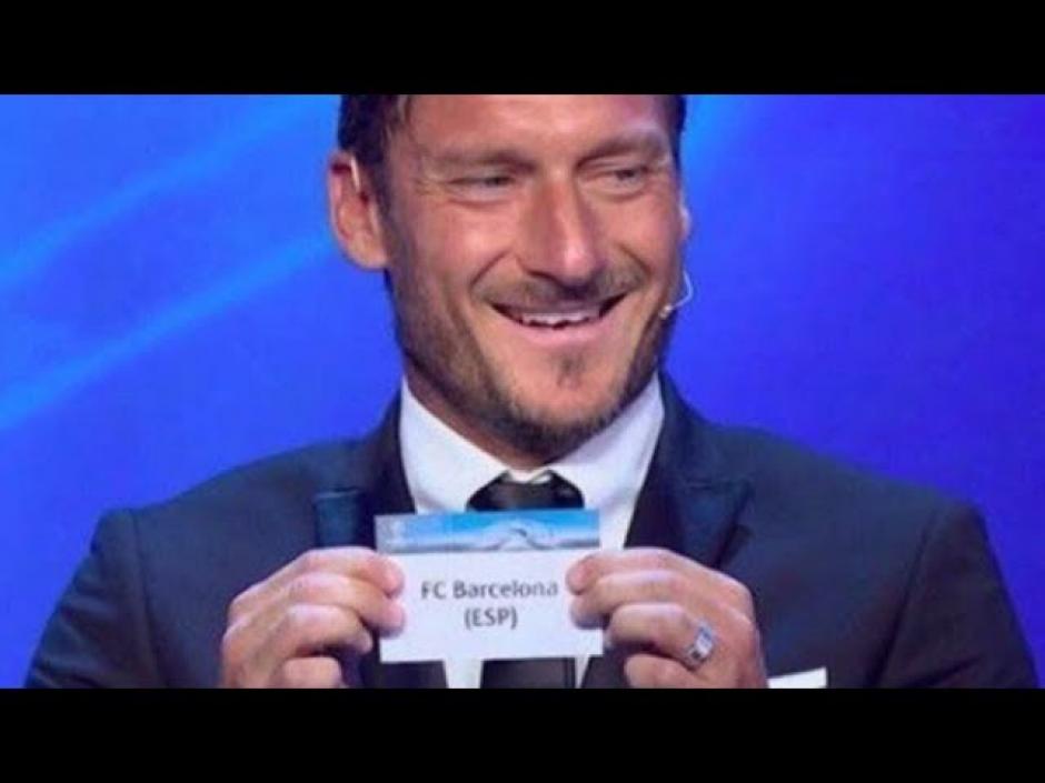 Francesco Totti se r&iacute;e tras sacar la pelotita de FC Barcelona y se arma la pol&eacute;mica. (Foto: Captura de video)