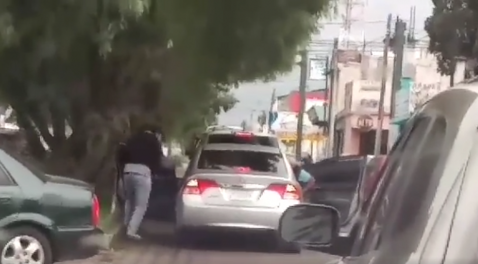 Dos hombres asaltan a una mujer que viajaba en su veh&iacute;culo junto a su hijo en la zona 3 de Quetzaltenango. (Foto: Captura de video)