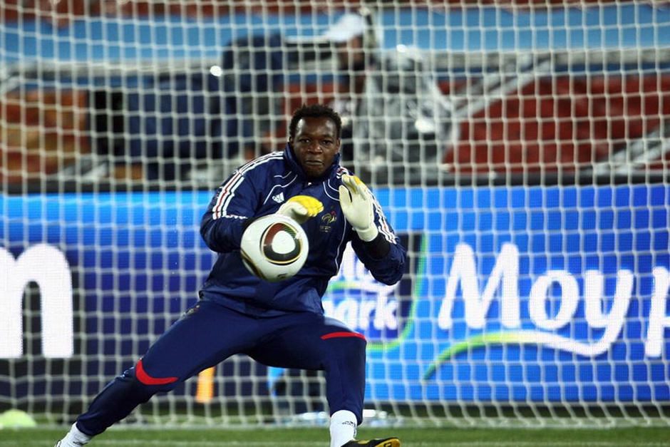 El arquero africano realiz&oacute; una jugada que levant&oacute; de sus asientos a los aficionados. (Foto: Mirror)