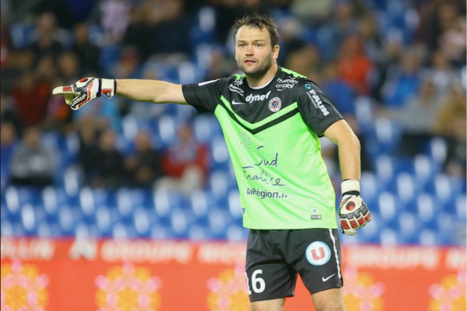 El arquero perdi&oacute; los estribos tras ser expulsado luego que la afici&oacute;n del equipo rival se burlara de &eacute;l (Foto:compute.info)