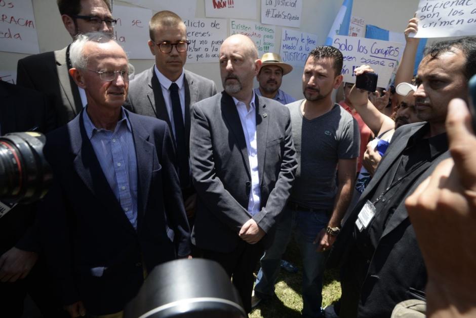 En la sede de la CICIG se hicieron presentes varias personas en apoyo a Iv&aacute;n Vel&aacute;squez. (Foto: Wilder L&oacute;pez/Soy502)&nbsp;