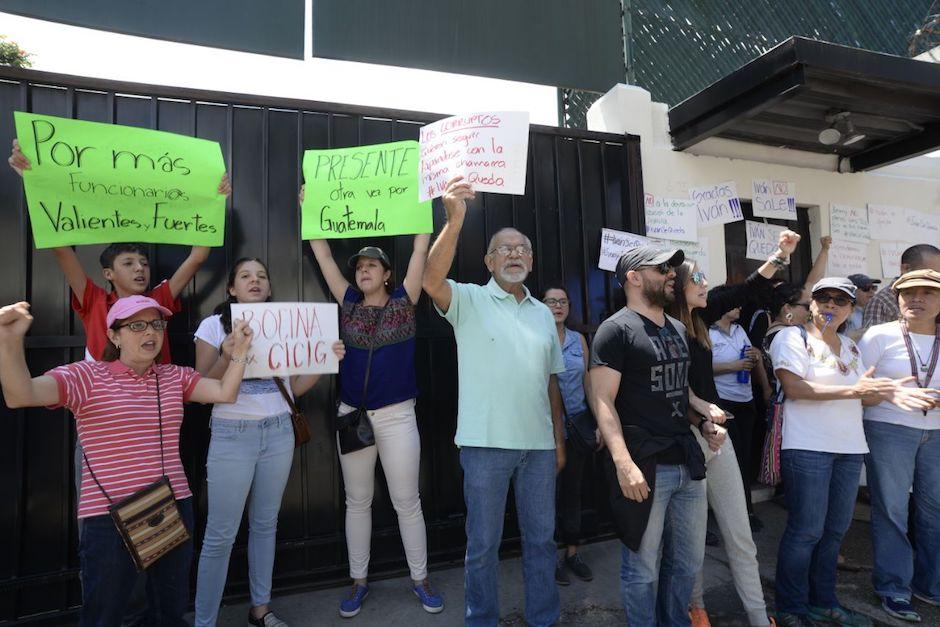 Un grupo de manifestantes se encuentra desde la ma&ntilde;ana de este domingo frente a las instalaciones de la CICIG. (Foto: Wilder L&oacute;pez/Soy502)