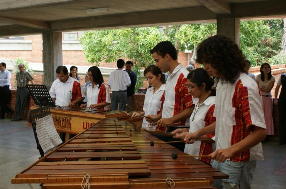 J&oacute;venes del club de marimba de la Universidad del Valle interpretan Sugar&nbsp;de Maroon 5. (Foto: Germ&aacute;n Velasquez/Facebook)