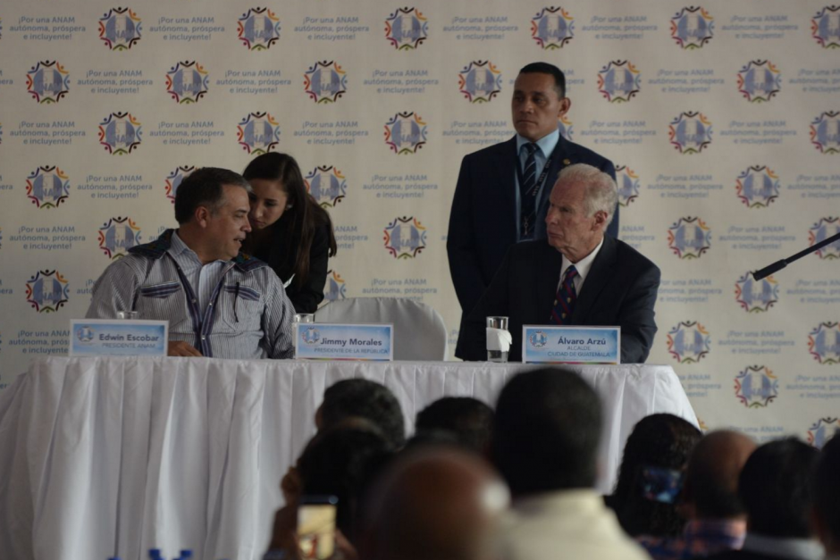 El alcalde Álvaro Arzú mostró su apoyo al presidente Jimmy Morales. (Foto: Wilder López/Soy502)&nbsp;