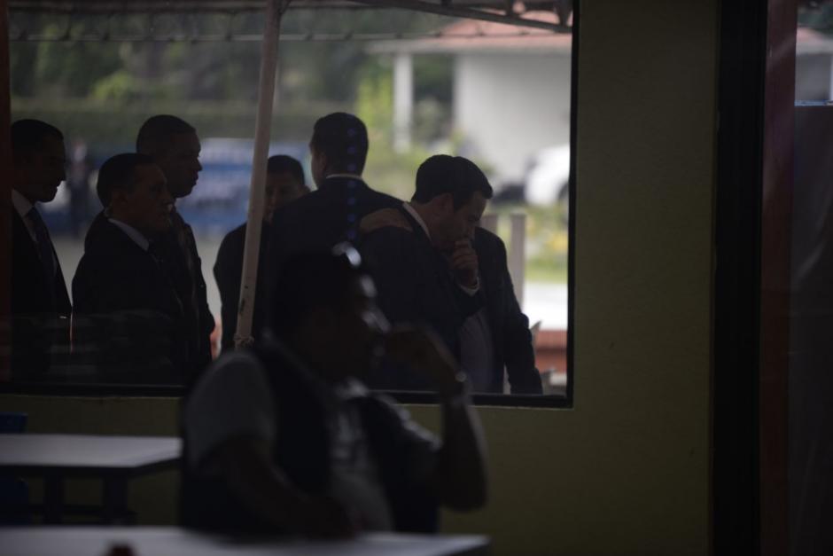 Presidente Morales sale del Infom escoltado por sus agentes de seguridad. (Foto: Wilder López/Soy502)