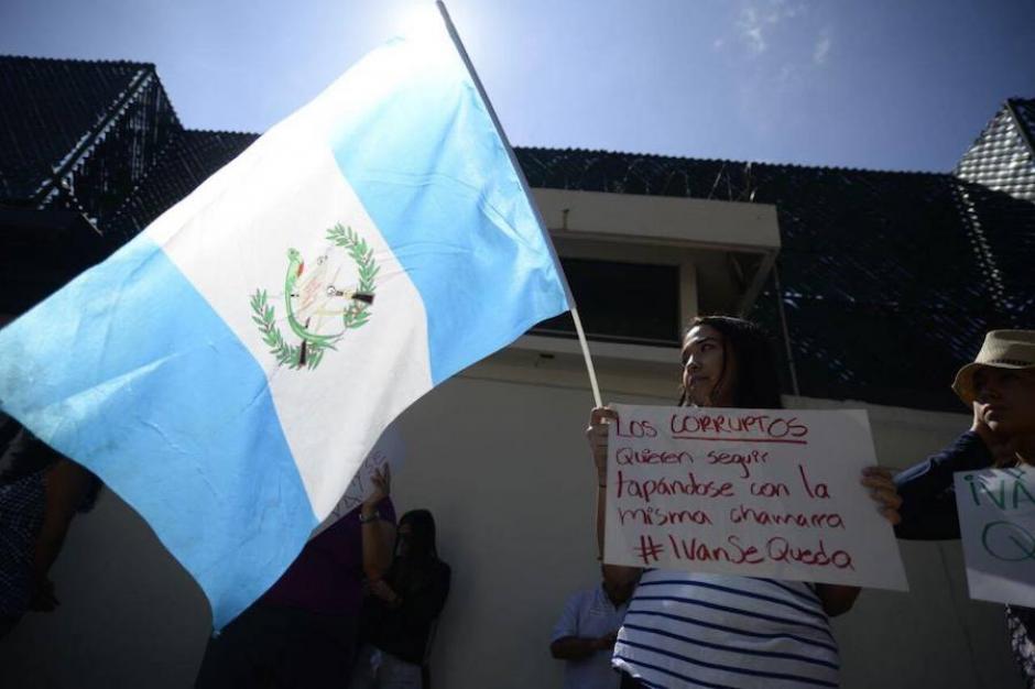 Frente a la sede de CICIG, los guatemaltecos también se enfrentaron. (Foto: Wilder López/Soy502)