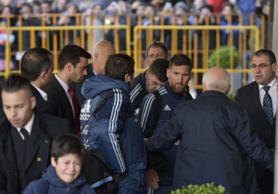 Un ni&ntilde;o logr&oacute; su objetivo, saludar a Messi. (Foto: AFP)