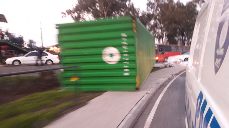 El tr&aacute;iler se movilizaba desde la Aguilar Batres hacia el bulevar Liberaci&oacute;n. (Foto: Dalia Santos/PMT)