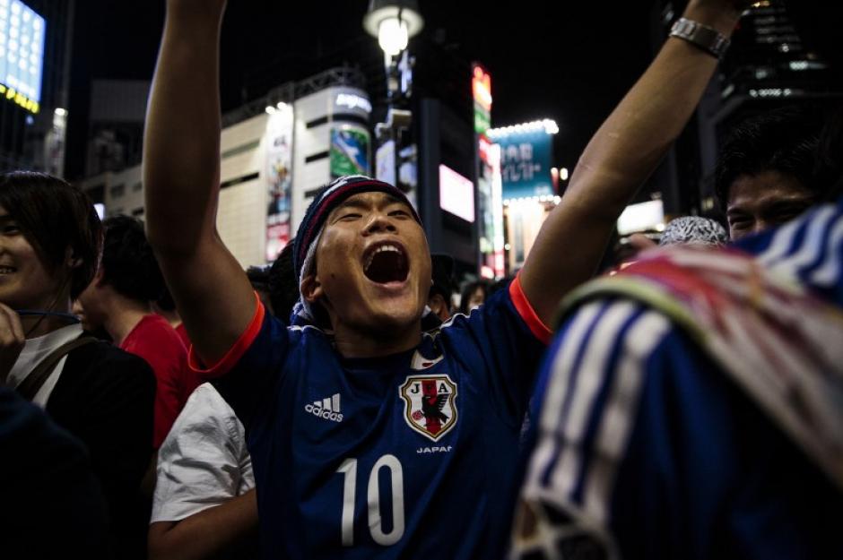 Los aficionados japoneses celebraron la clasificaci&oacute;n mundialista. (Foto: AFP)