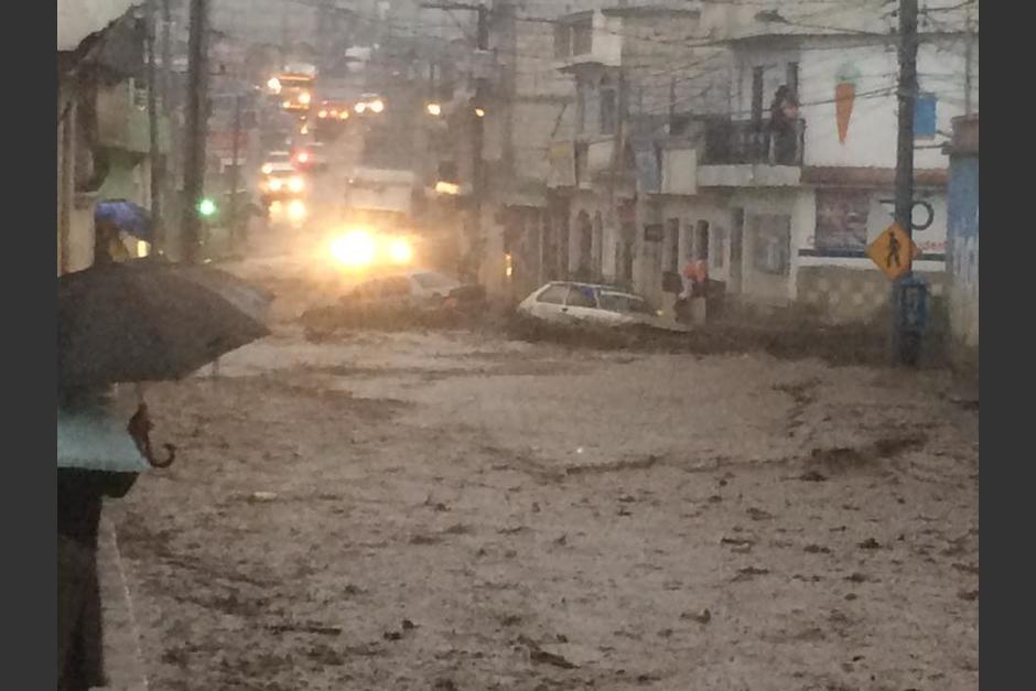 Reportan varios vehículos atrapados en el túnel de Santa María de Jesús en Quetzaltenango. (Foto: @ClimaenGuate)