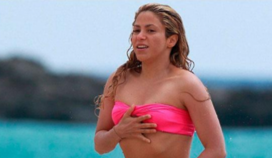 Shakira nadando en bikini se hace viral. (Foto: Twitter)
