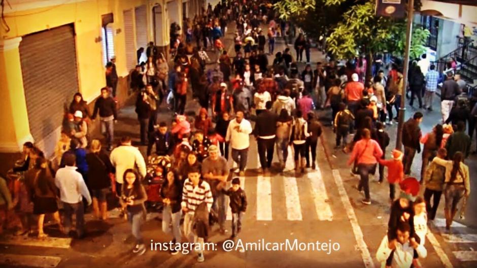 Una balacera en cercan&iacute;as a la Sexta Avenida provoc&oacute; alarma entre asistentes a un Desfile Navide&ntilde;o. (Foto: Instagram/ Amilcar Montejo)