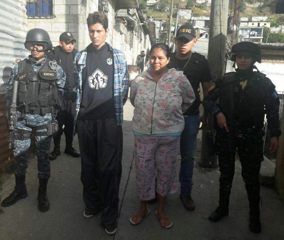 Tres hermanos fueron detenidos en una red de extorsiones y asesinatos. (Foto: PNC)&nbsp;