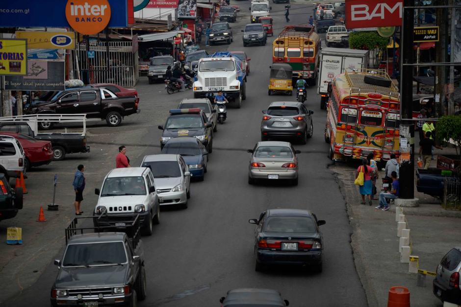 Lo habitual es que la cola para cruzar Barberena sea de m&aacute;s de una hora. (Foto: Wilder L&oacute;pez/Soy502)