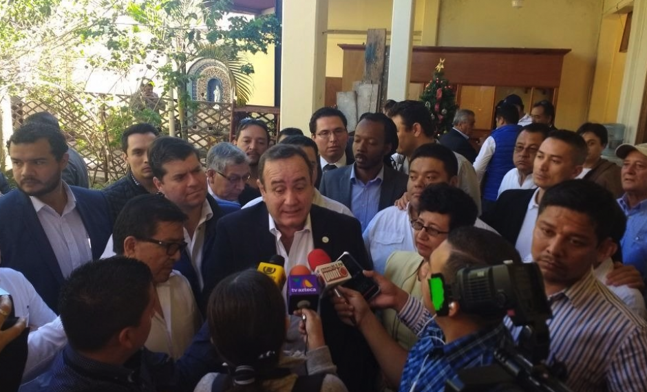 Giammattei y el Comit&eacute; Ejecutivo de Vamos se acerc&oacute; al TSE. (Foto:Vamos)