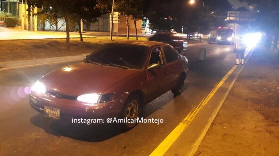 Un veh&iacute;culo rojo fue abandonado en el Anillo Perif&eacute;rico y 24 calle de la zona 11 capitalina. (Foto: Instagram/Am&iacute;lcar Montejo)