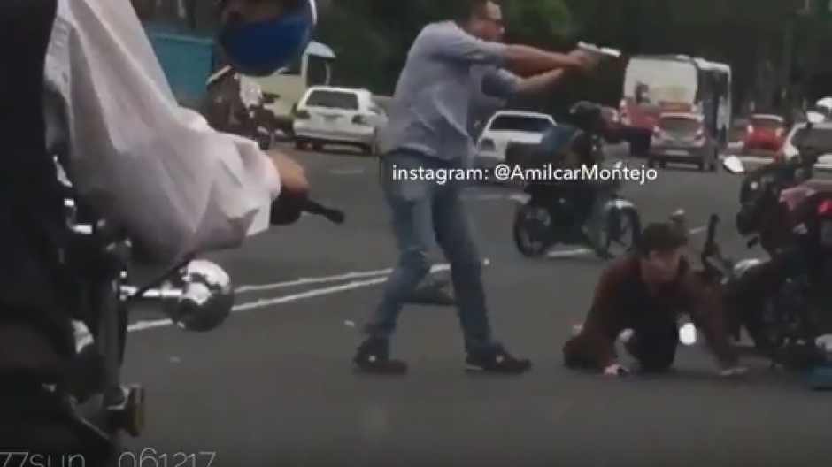 En video qued&oacute; grabado el momento de la detenci&oacute;n de dos presuntos motoladrones en el bulevar Liberaci&oacute;n. (Foto: Captura de video)