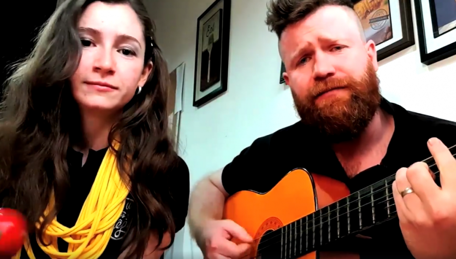 Luego de hacer una invitaci&oacute;n al guatemalteco a mediados de a&ntilde;o a su restaurante, los hermanos insisten en que Ricardo Arjona los viviste a su restaurante. (Foto: captura de pantalla)&nbsp;