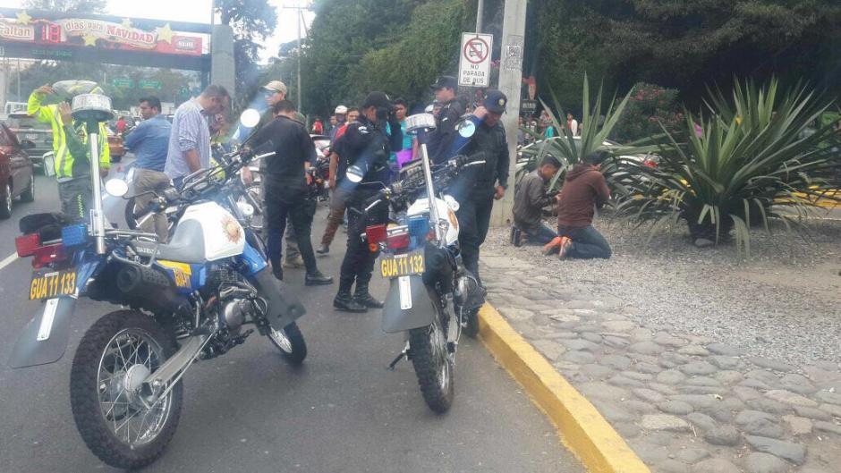 Dos presuntos delincuentes fueron retenidos por ciudadanos que los acusan de cometer robos en el sector. (Foto: Instagram/@AmilcarMontejo)