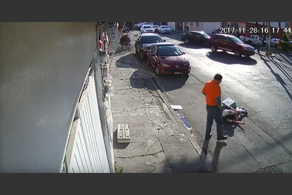 Una ni&ntilde;a sufri&oacute; un accidente despu&eacute;s de que una pipa de agua arrastrara unos cables y la impactaran en el cuello. (Foto: captura de video)