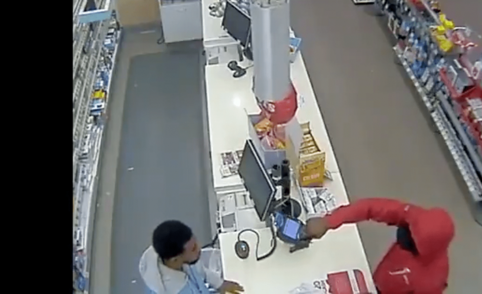 El delincuente solo logr&oacute; robar algunos dulces y un helado. (Foto: captura de pantalla/YouTube)