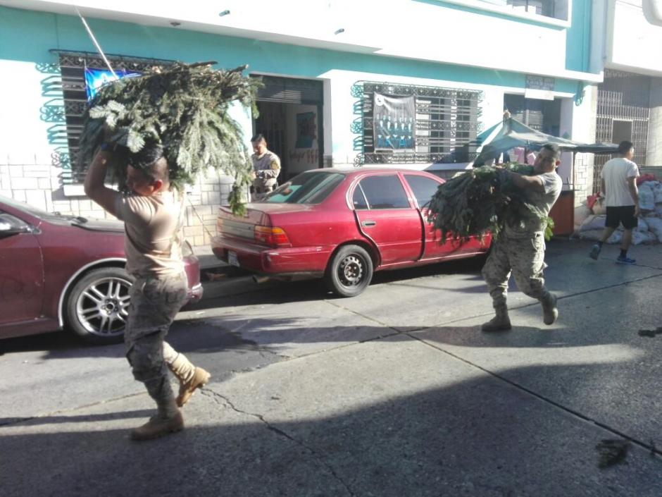 Un herido durante un decomiso de ramillas de pinabete en la zona 12. (Foto: PNC)