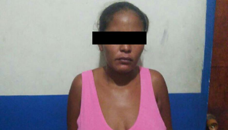 Capturan a una mujer que le quem&oacute; la boca a su hijo de ocho a&ntilde;os por comerse una olla con frijoles. (Foto: elpitazo.com)