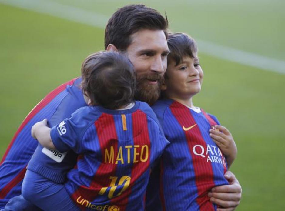 Messi habla sus hijos Thiago y Mateo. (Foto: AS)